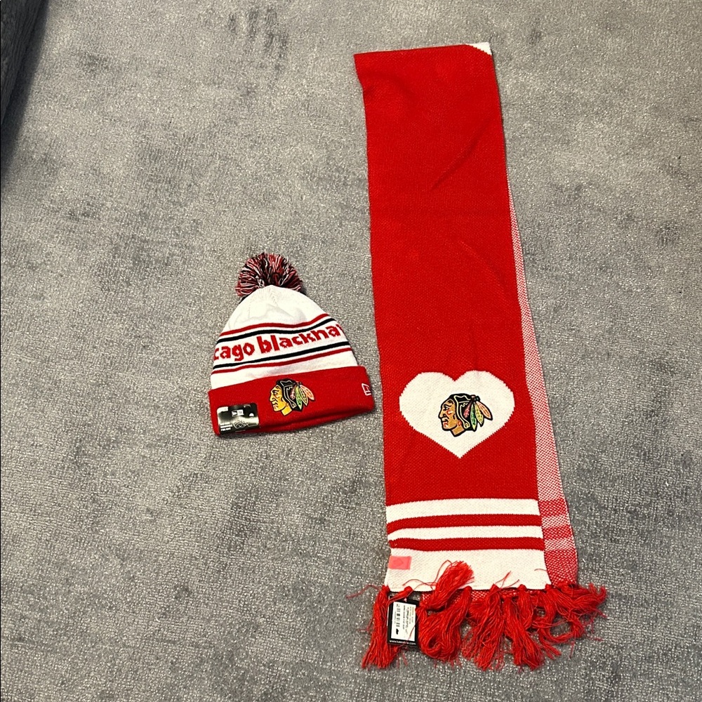 New With Tags Chicago Blackhawks Red and White Beanie and Scarf